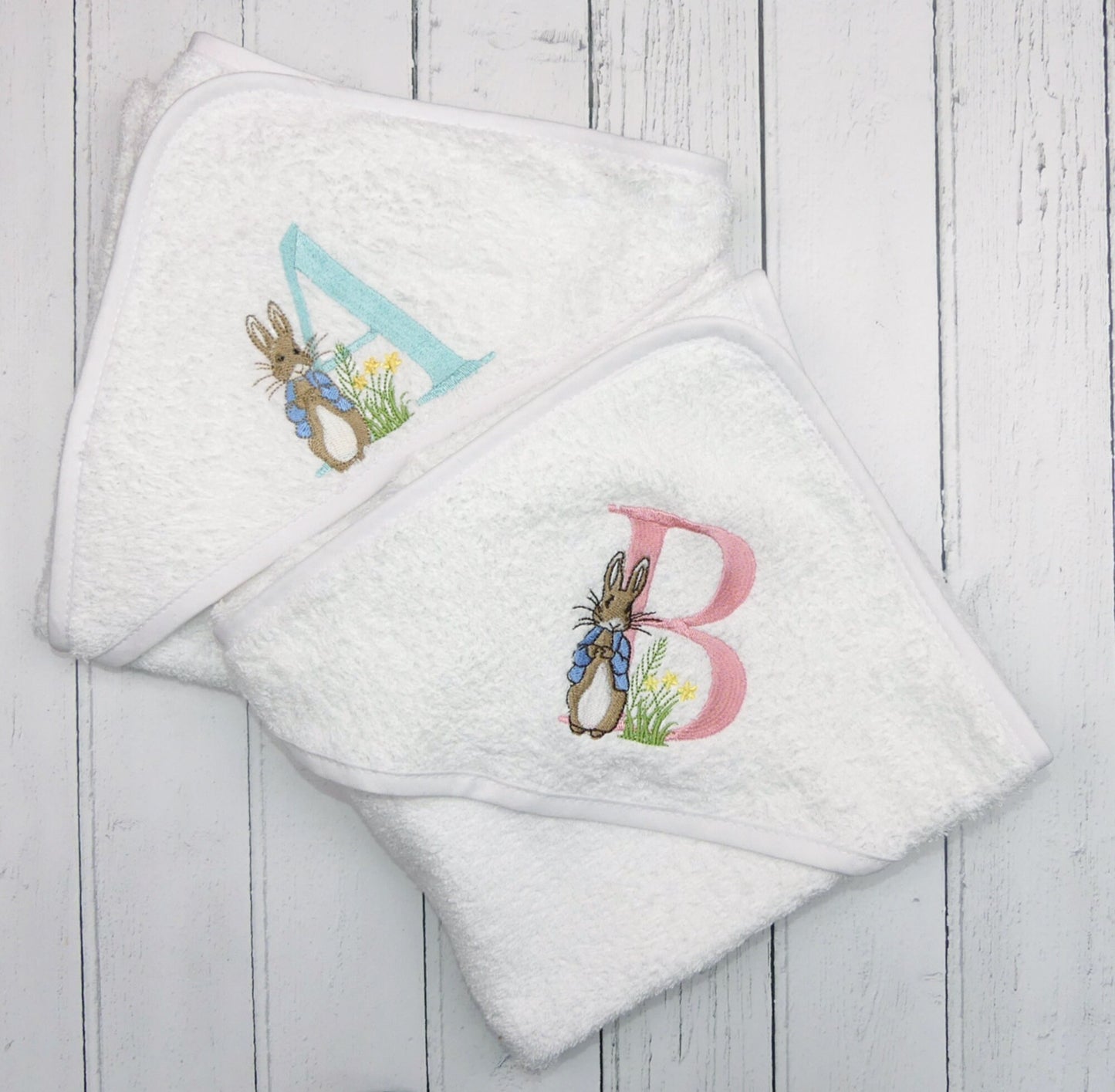 Peter Rabbit Hooded Baby Towel with Personalized Name – Cozy White 75x70cm – Ideal Baby Shower Keepsake