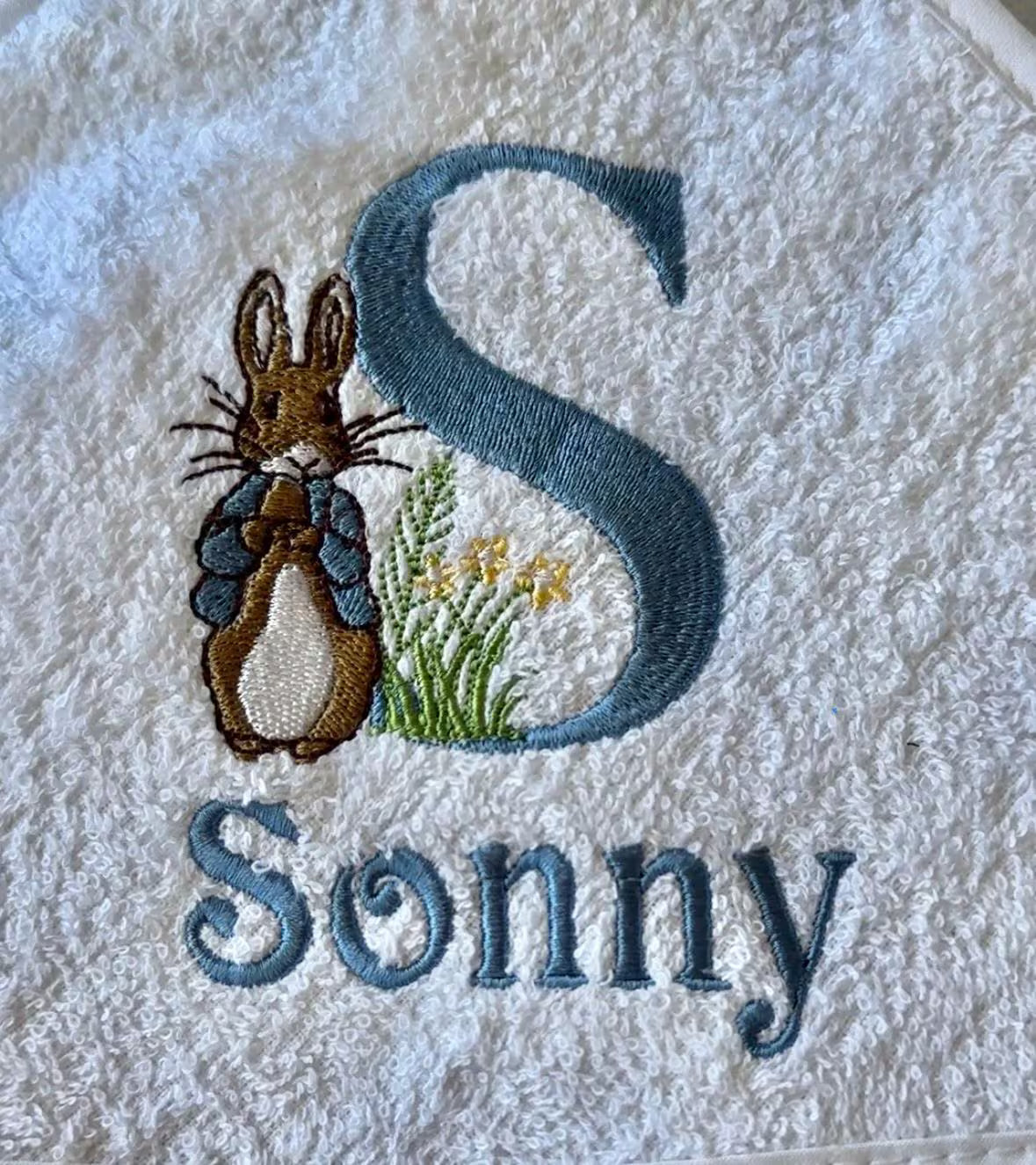 Peter Rabbit Hooded Baby Towel with Personalized Name – Cozy White 75x70cm – Ideal Baby Shower Keepsake